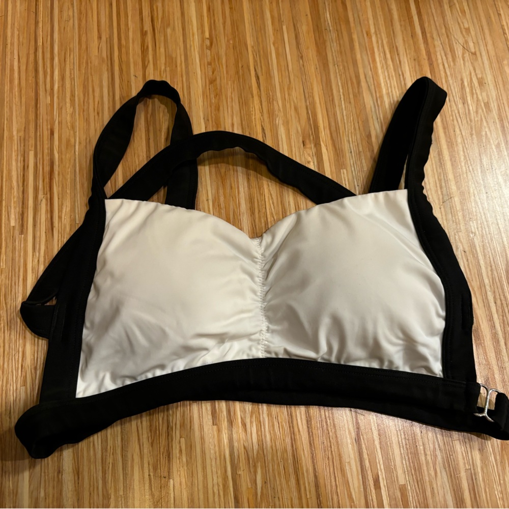 Hamade Activewear white and black top
